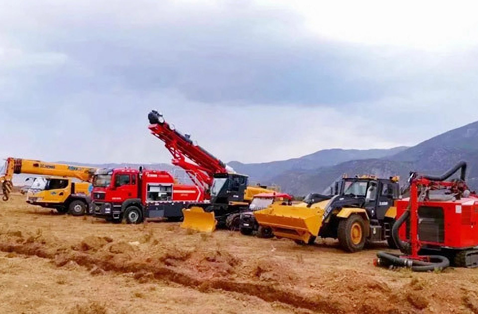 徐工參與空地聯(lián)合營救滅火、“孤島”救援、堰塞湖險(xiǎn)情處置等實(shí)戰(zhàn)演練。