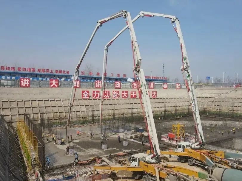再創紀錄！徐工大米數泵車助建青島西海岸“第一高”