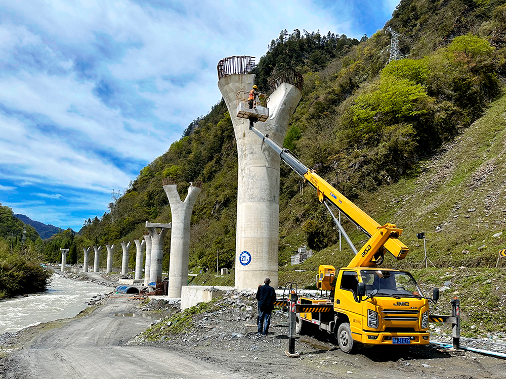 徐工高空作業車架成四山地軌道“天軌”，顯中國基建實力