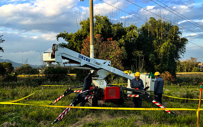 跨障穩如泰山，徐工履帶式絕緣斗臂車點亮廣東鄉間電力