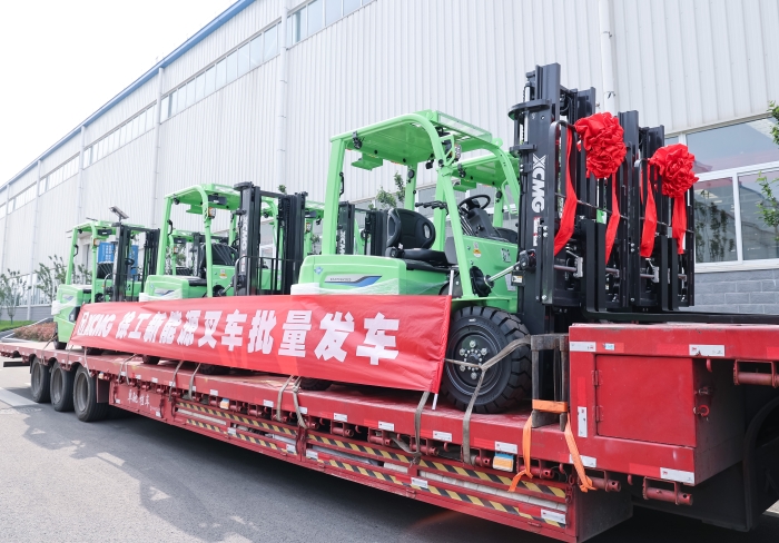 徐工鯤鵬系列電動平衡重叉車，再掀浦東貨運站高效物流新篇