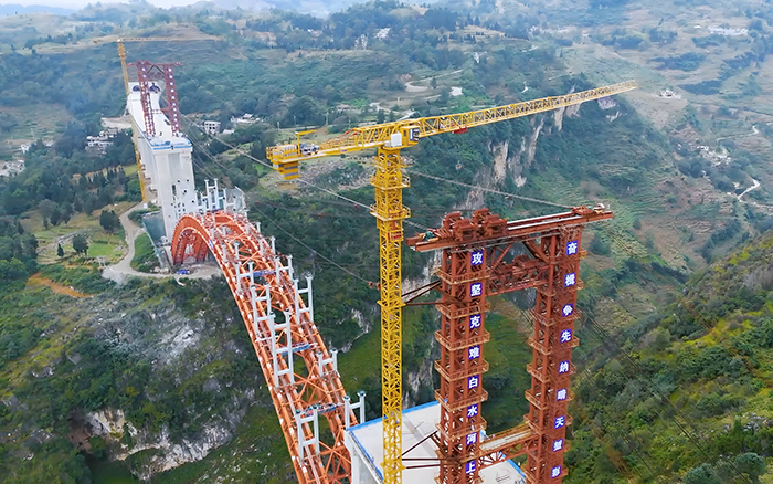 橋接黔西北 雙塔連山澗 徐工塔機奮戰白水河特大橋