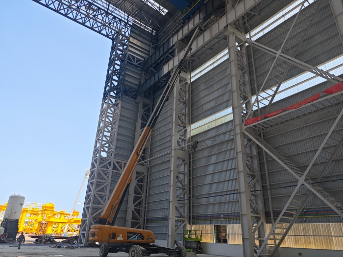 52米“巨臂”顯神通！徐工純電動高空作業平臺高效攻堅藍水海洋車間擴建