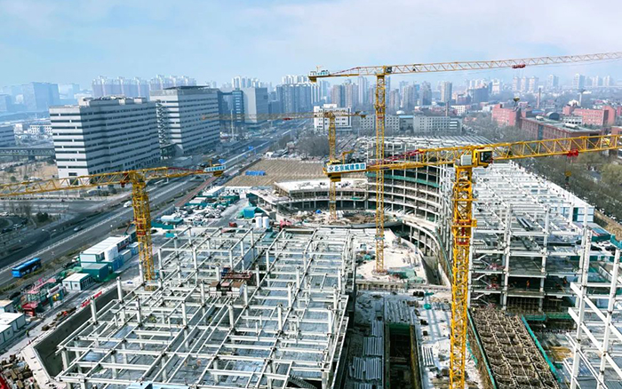 多臺大噸位塔機助建北京口腔醫院