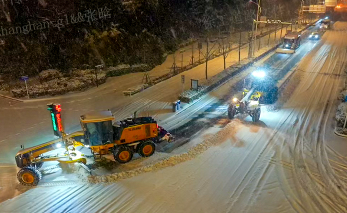 暴雪來襲！數十臺平地機集體出動，守護出行安全
