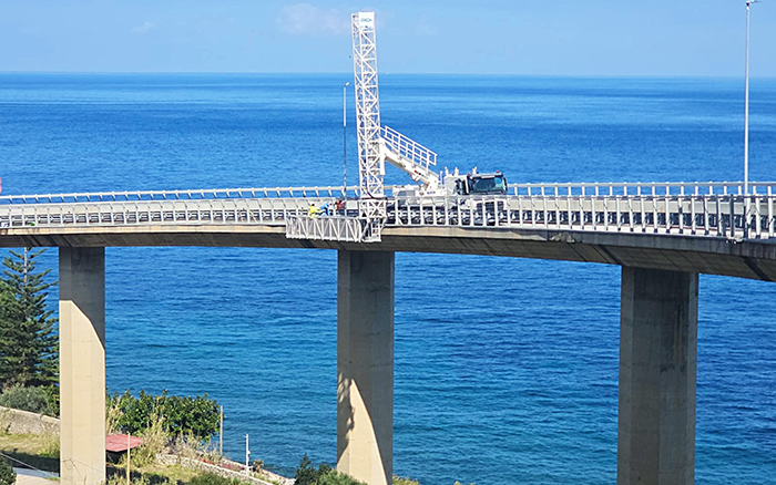 徐工橋梁檢測車再度出海，護航西西里海大橋運維