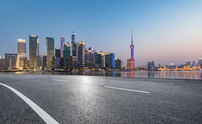 徐工刮板式保溫運輸車：上海瀝青路面施工的專業之選